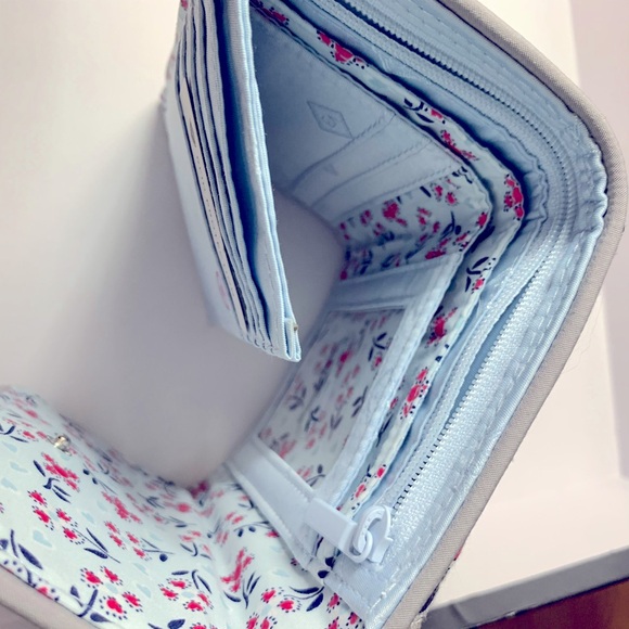 Vera Bradley wallet. Excellent condition. - Picture 3 of 5